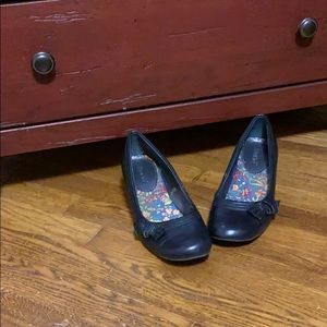 Classy, black, low Mudd Heels